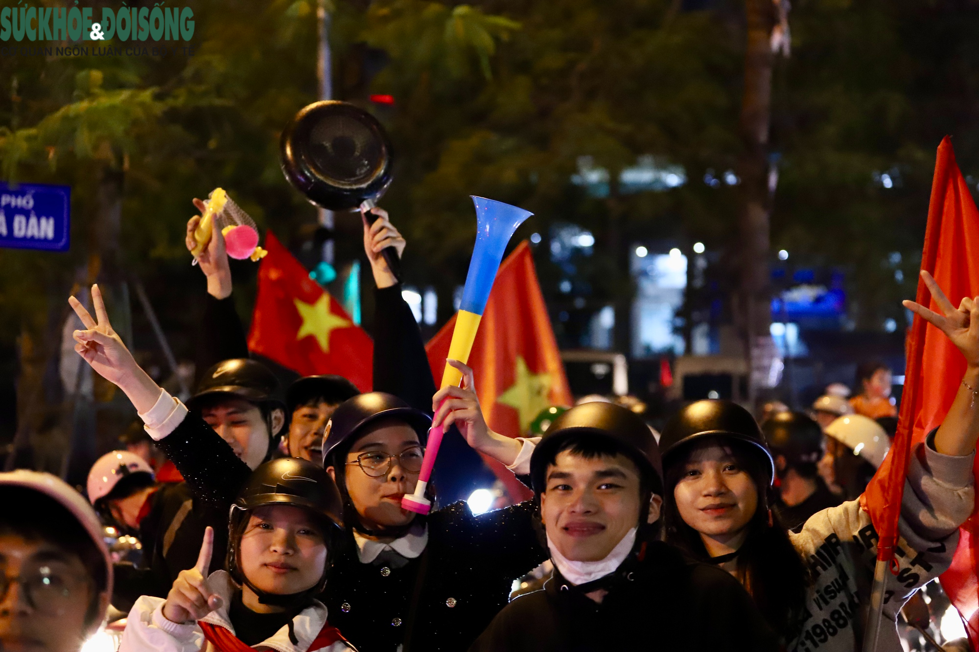 Nhìn lại những hình ảnh đẹp trong đêm người dân Hà Nội mừng tuyển U22 Việt Nam vô địch SEA Games- Ảnh 19.