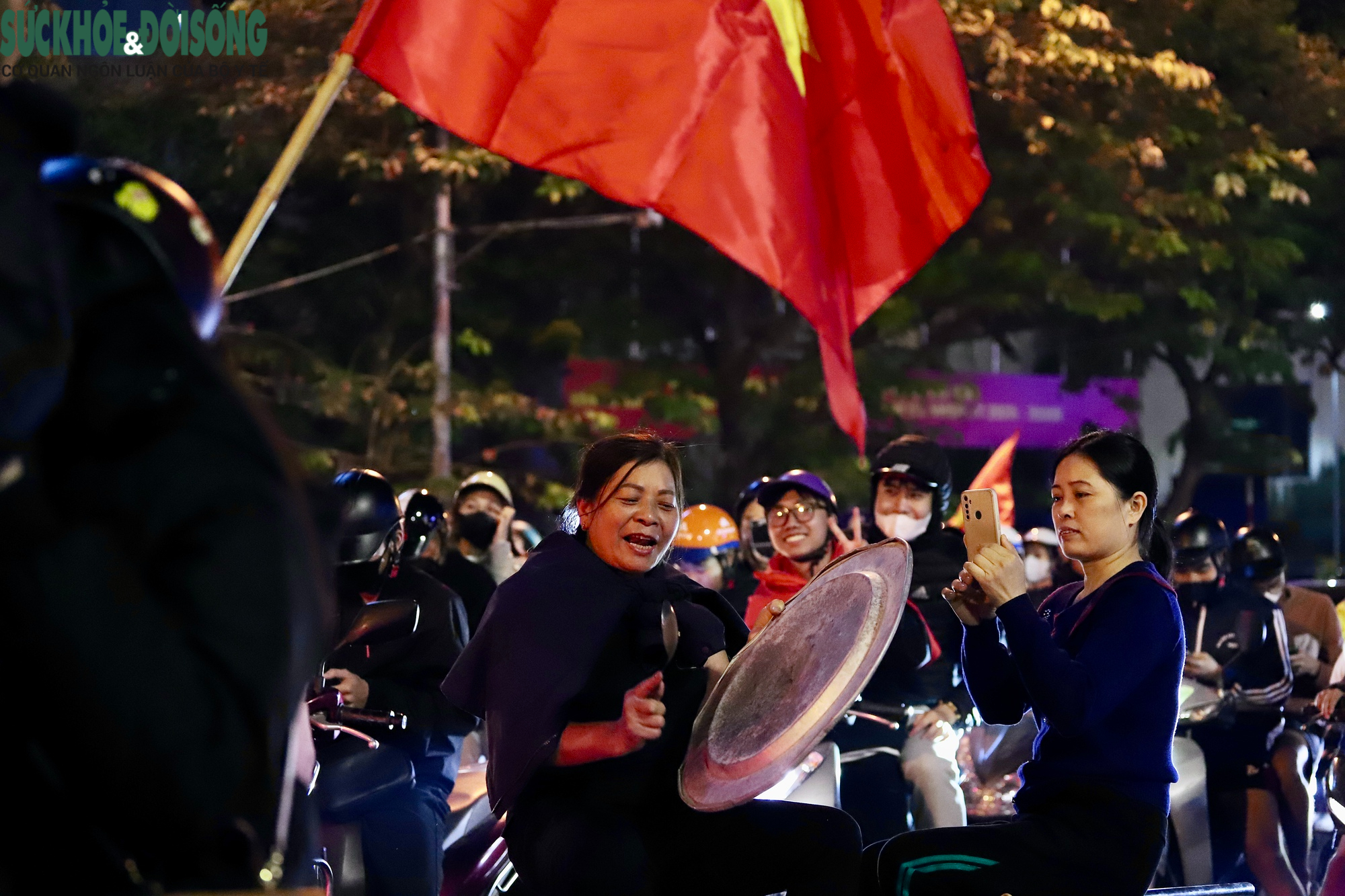 Nhìn lại những hình ảnh đẹp trong đêm người dân Hà Nội mừng tuyển U22 Việt Nam vô địch SEA Games- Ảnh 21.