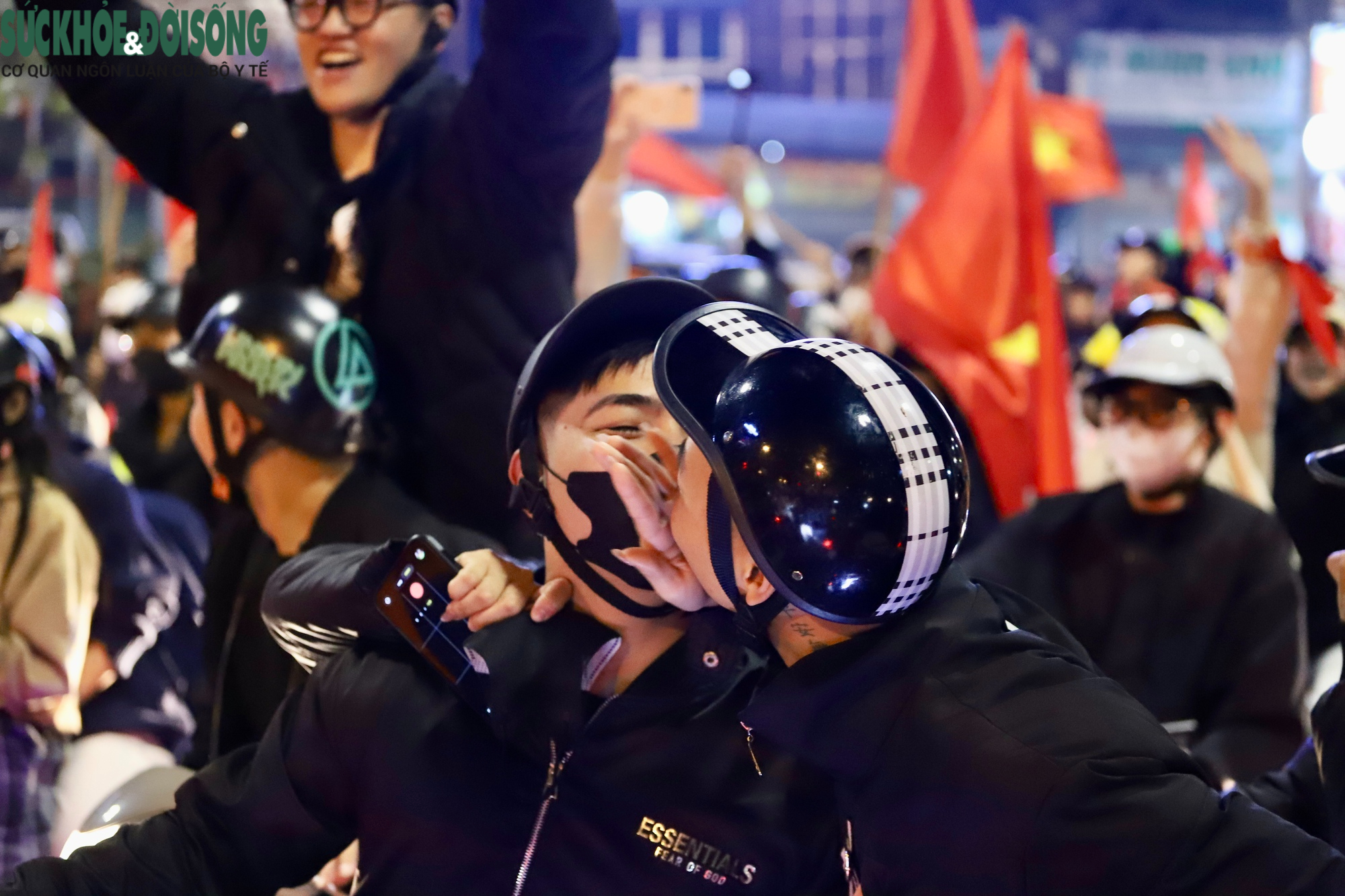 Nhìn lại những hình ảnh đẹp trong đêm người dân Hà Nội mừng tuyển U22 Việt Nam vô địch SEA Games- Ảnh 14.