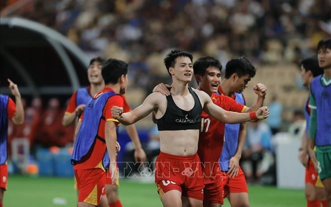 Nhìn lại những hình ảnh đẹp trong đêm người dân Hà Nội mừng tuyển U22 Việt Nam vô địch SEA Games- Ảnh 1.