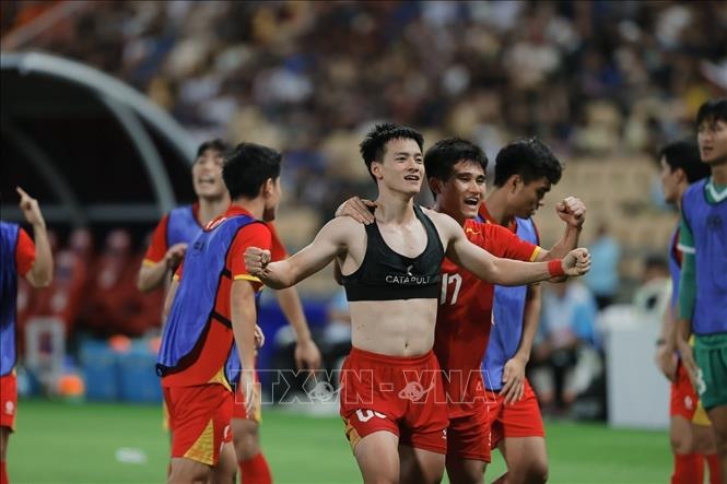 Ngược dòng giữa "chảo lửa" Rajamangala, U22 Việt Nam giành HCV SEA Games 33- Ảnh 1. Ngược dòng giữa "chảo lửa" Rajamangala, U22 Việt Nam giành HCV SEA Games 33- Ảnh 1.