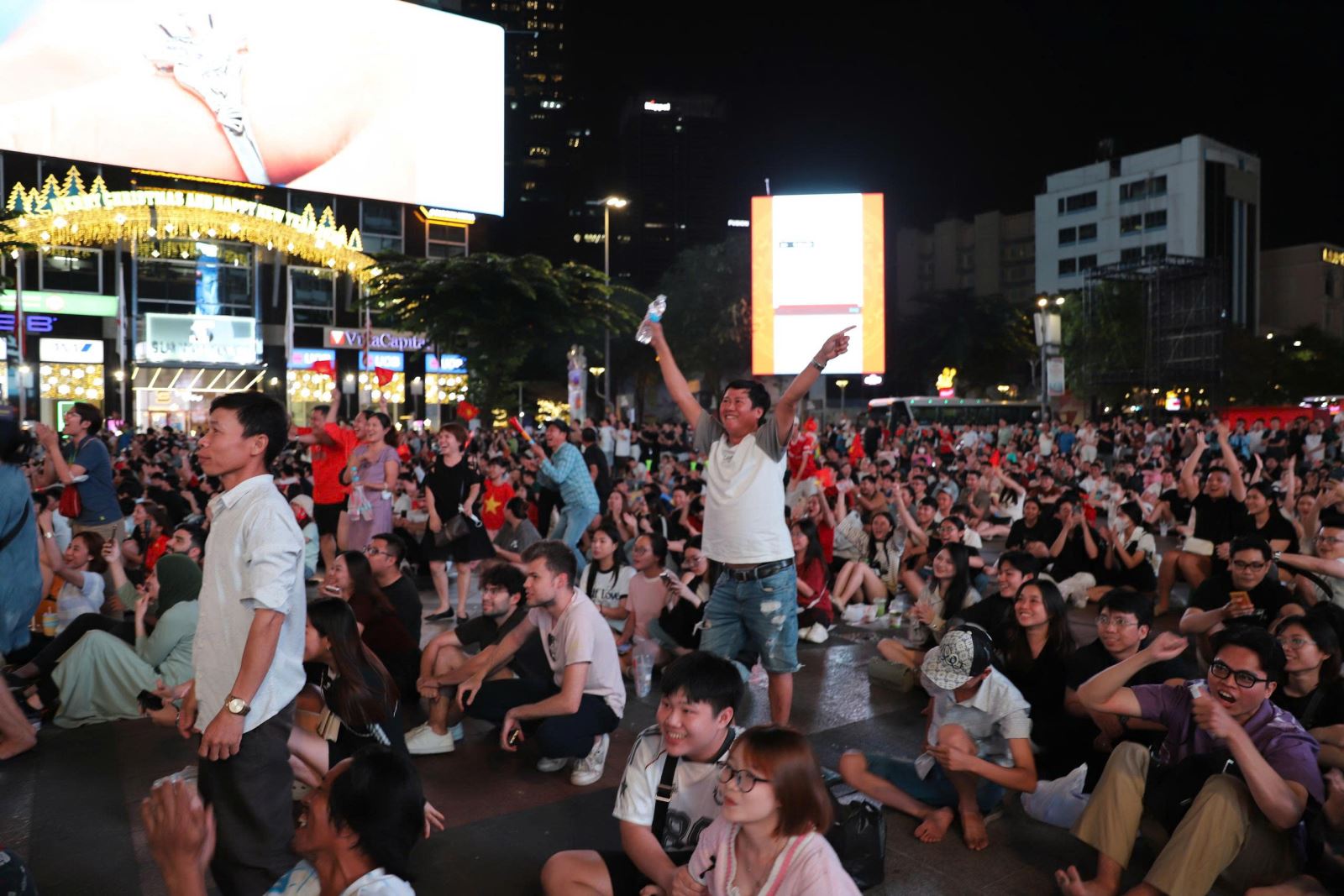 TP Hồ Chí Minh 'bùng nổ' trong đêm mừng U22 Việt Nam vô địch SEA Games 33- Ảnh 9.