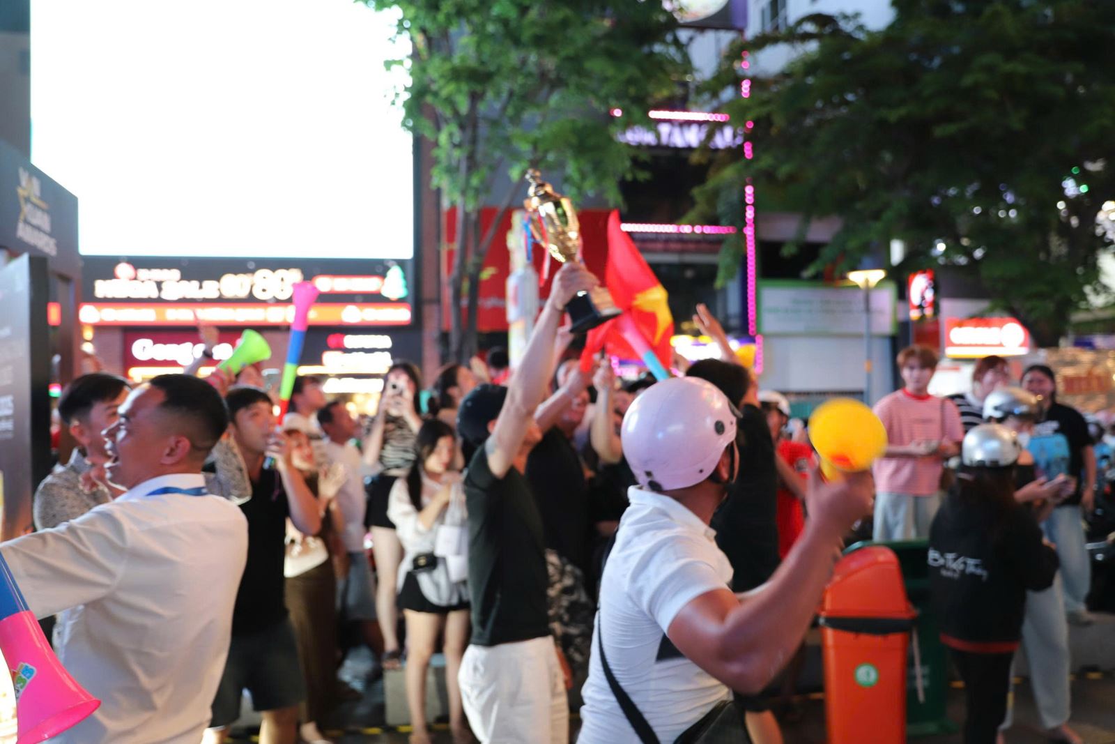 TP Hồ Chí Minh 'bùng nổ' trong đêm mừng U22 Việt Nam vô địch SEA Games 33- Ảnh 7.