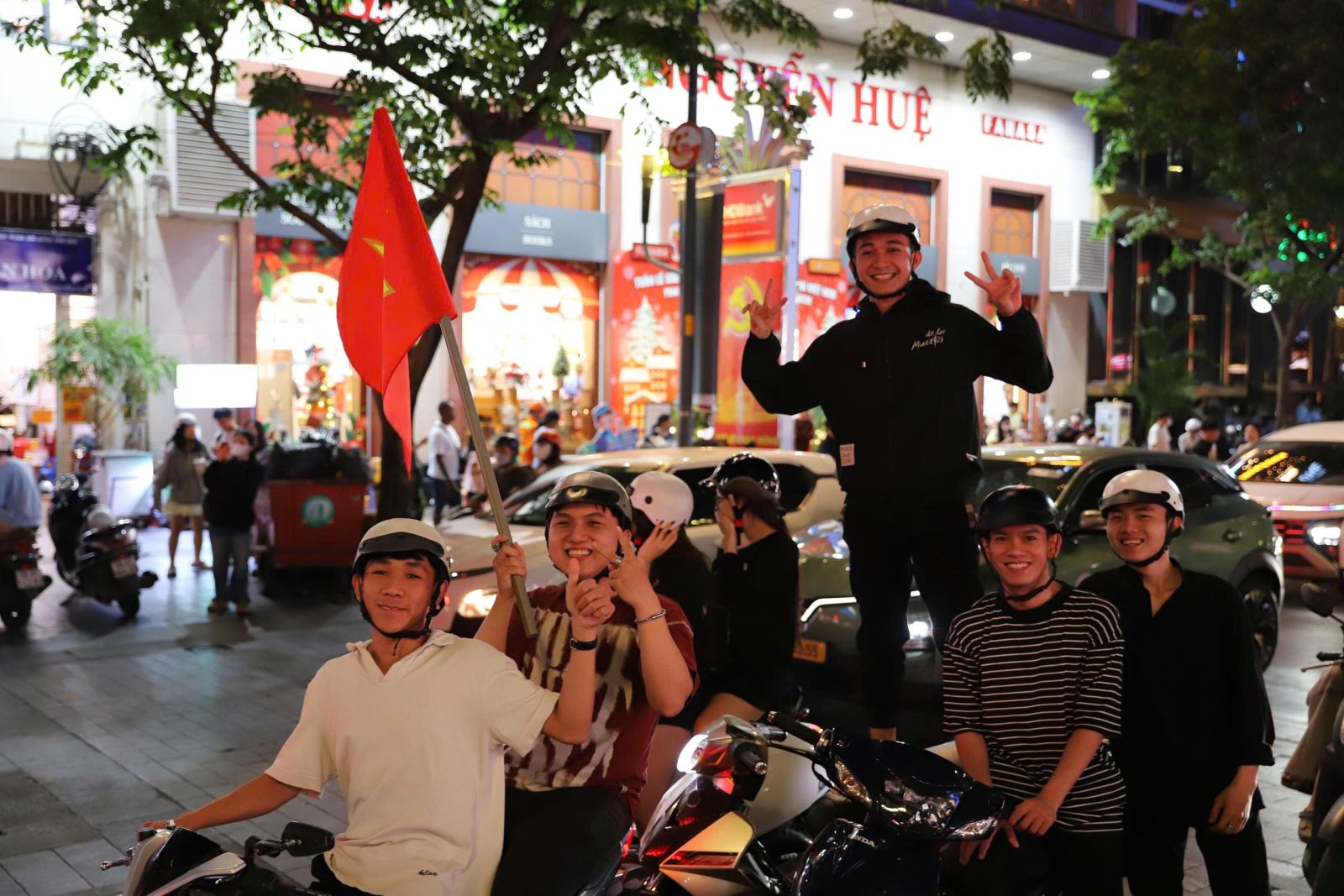 TP Hồ Chí Minh 'bùng nổ' trong đêm mừng U22 Việt Nam vô địch SEA Games 33- Ảnh 2.