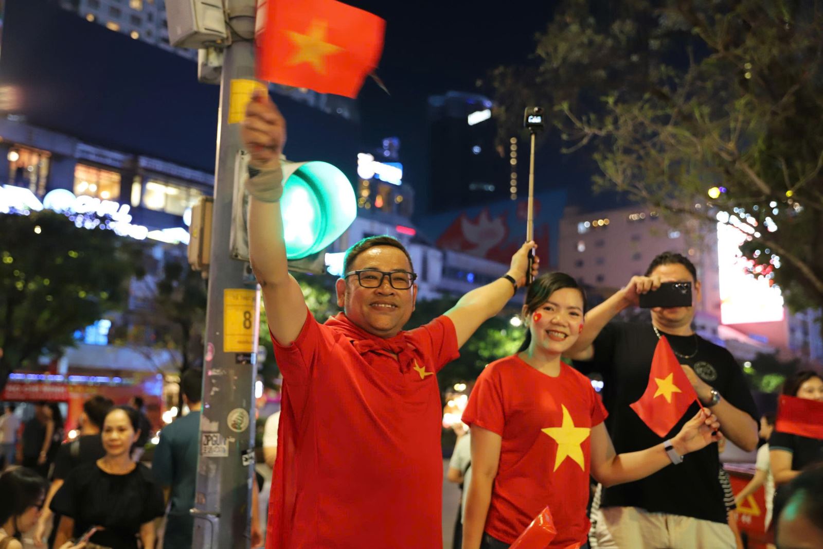 TP Hồ Chí Minh 'bùng nổ' trong đêm mừng U22 Việt Nam vô địch SEA Games 33- Ảnh 4.