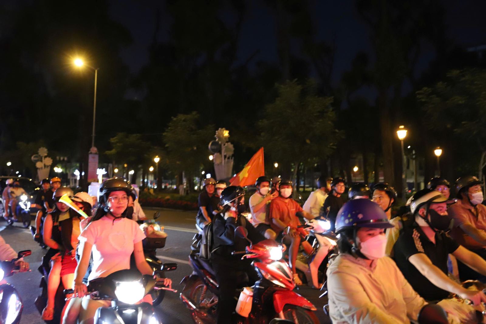 TP Hồ Chí Minh 'bùng nổ' trong đêm mừng U22 Việt Nam vô địch SEA Games 33- Ảnh 10.