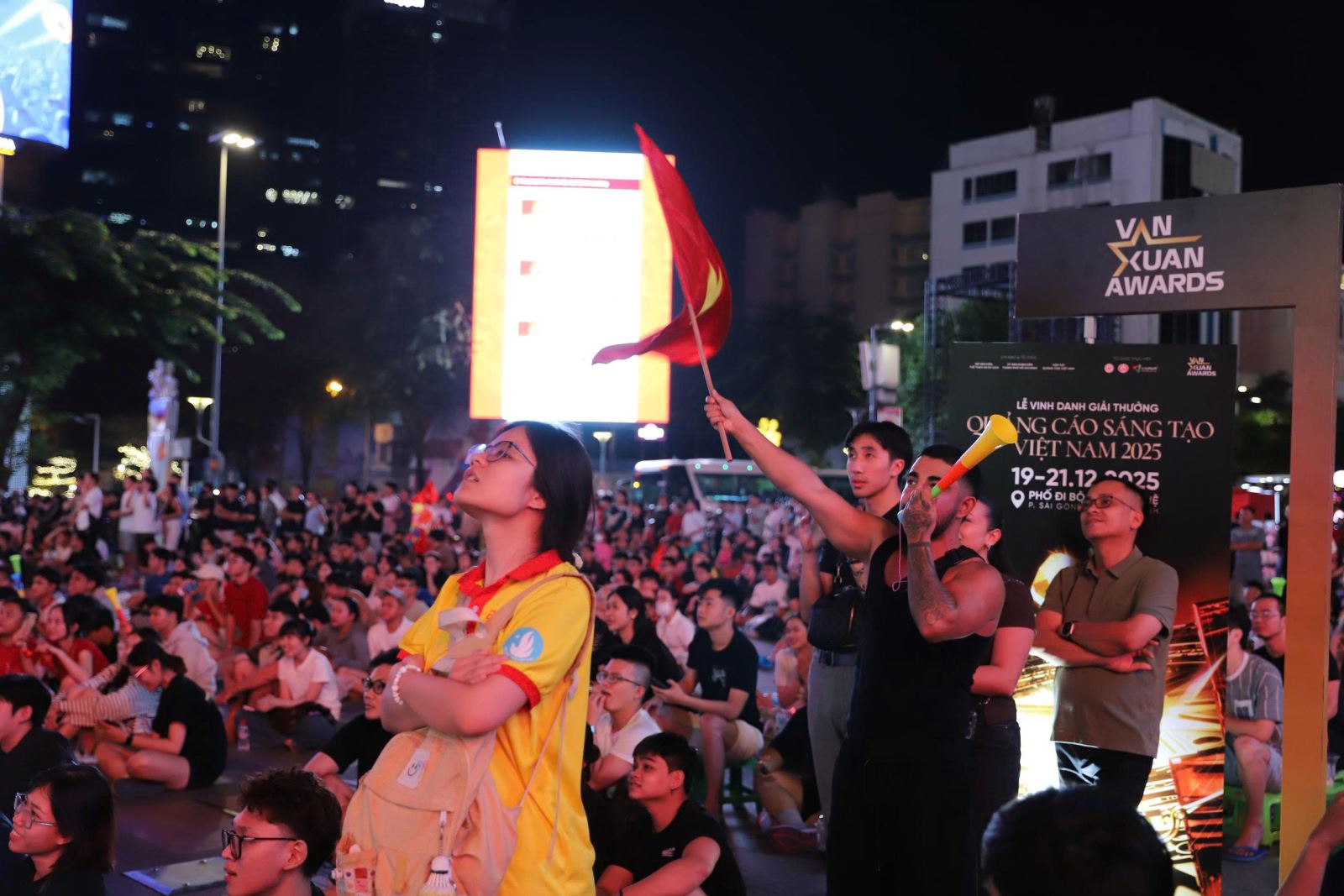 TP Hồ Chí Minh 'bùng nổ' trong đêm mừng U22 Việt Nam vô địch SEA Games 33- Ảnh 8.