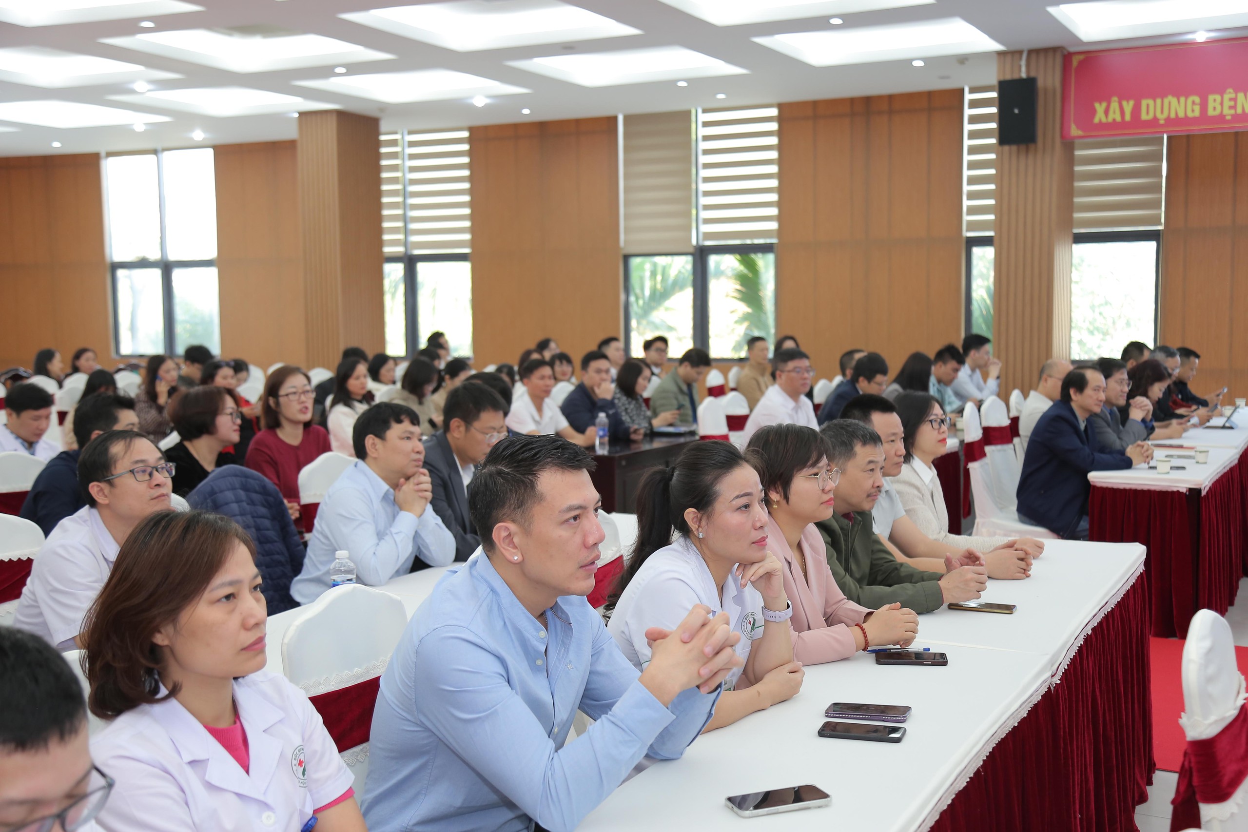 Đẩy mạnh chuyển đổi số, ứng dụng AI, hướng đến xây dựng bệnh viện thông minh tại Hà Nội- Ảnh 2.