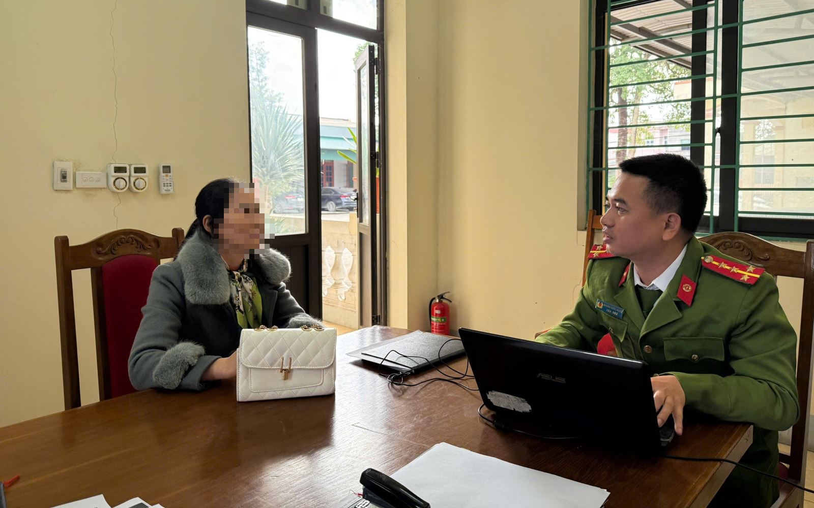 Bóc gỡ đường dây 'tổng tài độc thân, người đẹp cô đơn' lừa đảo gần 3.000 nạn nhân- Ảnh 3. Không thạo "công nghệ", người phụ nữ được công an cứu khỏi bẫy lừa tinh vi