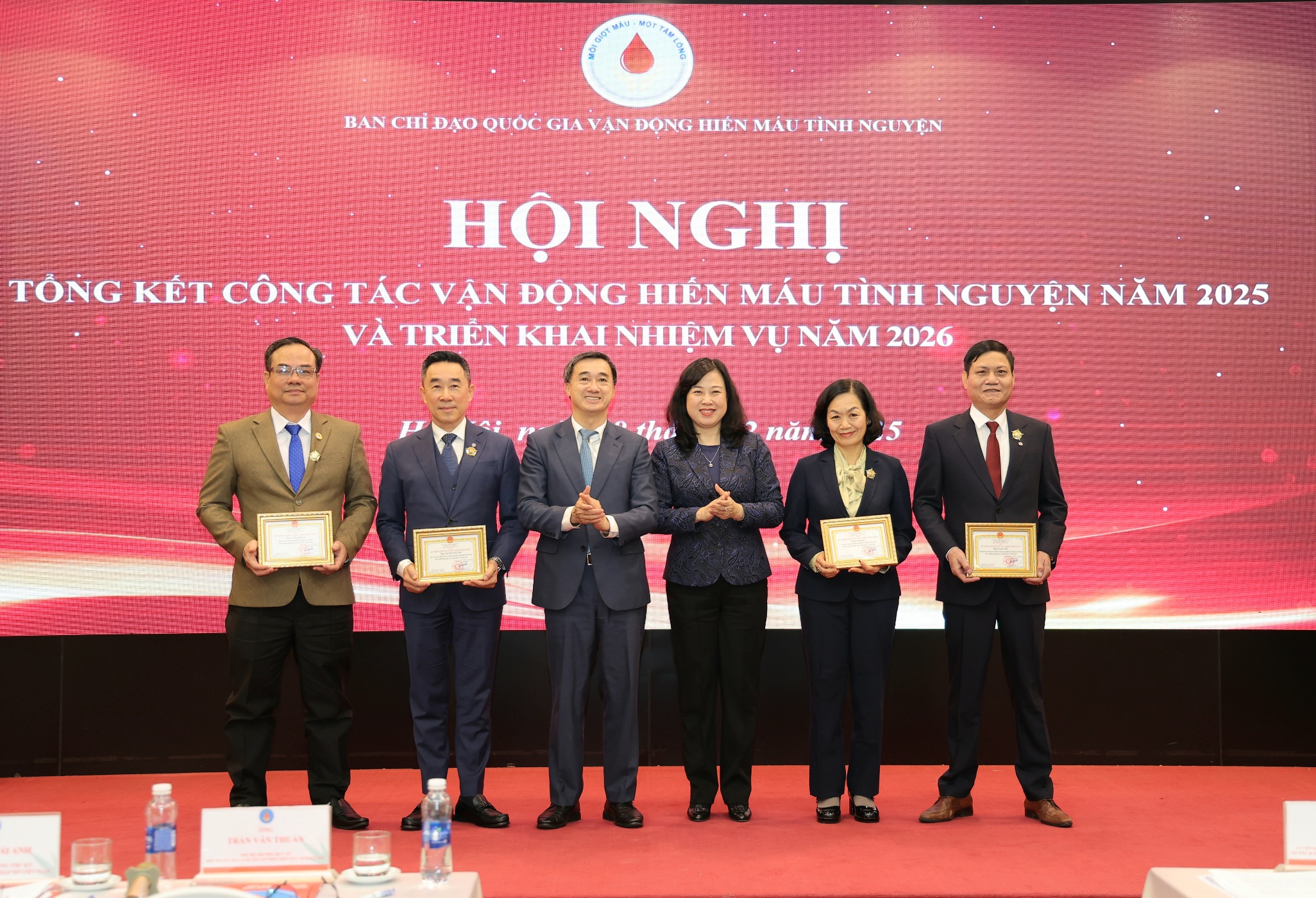 នៅត្រឹមឆ្នាំ ២០២៦ គោលដៅគឺទទួលបានឈាមចំនួន ១,៩៥ លានយូនីត និងធ្វើឱ្យការគ្រប់គ្រងទិន្នន័យអ្នកបរិច្ចាគឈាមមានស្តង់ដារ - រូបថតទី ៥។ Năm 2026, phấn đấu tiếp nhận 1,95 triệu đơn vị máu, thống nhất quản lý dữ liệu người hiến máu- Ảnh 5.