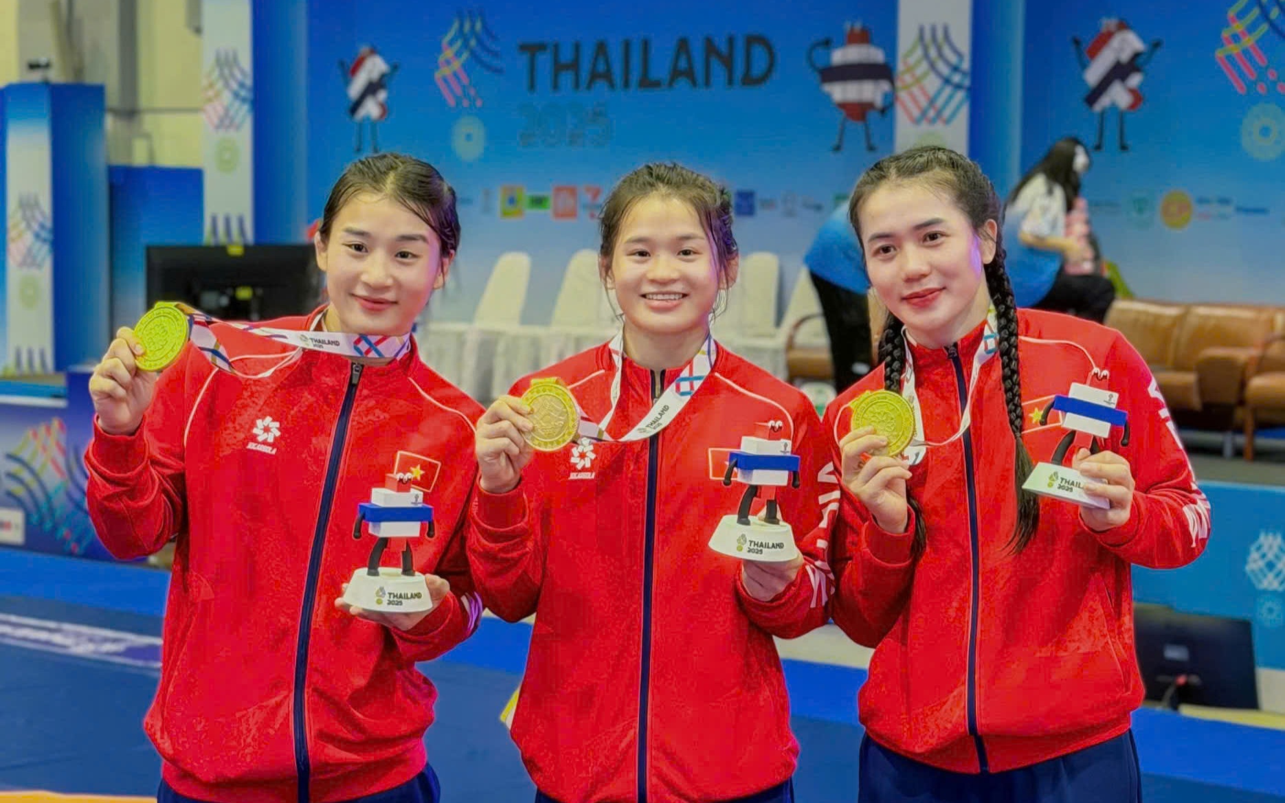 Hà Tĩnh vinh danh những gương mặt thể thao ghi dấu ấn tại SEA Games 33- Ảnh 5. Hà Tĩnh vinh danh những gương mặt thể thao ghi dấu ấn tại SEA Games 33- Ảnh 5.