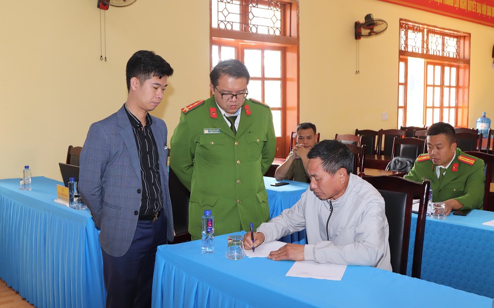 Tạm giữ chủ 2 xưởng phân kim xả chất thải nguy hiểm ra môi trường- Ảnh 2. Tạm giữ chủ 2 xưởng phân kim xả chất thải nguy hiểm ra môi trường- Ảnh 2.