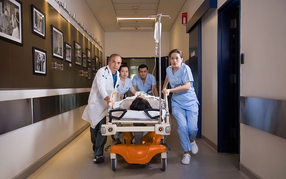 Can thiệp tim mạch khẩn cấp cứu sống ca nhồi máu cơ tim tối cấp chuyển đến từ giàn khoan