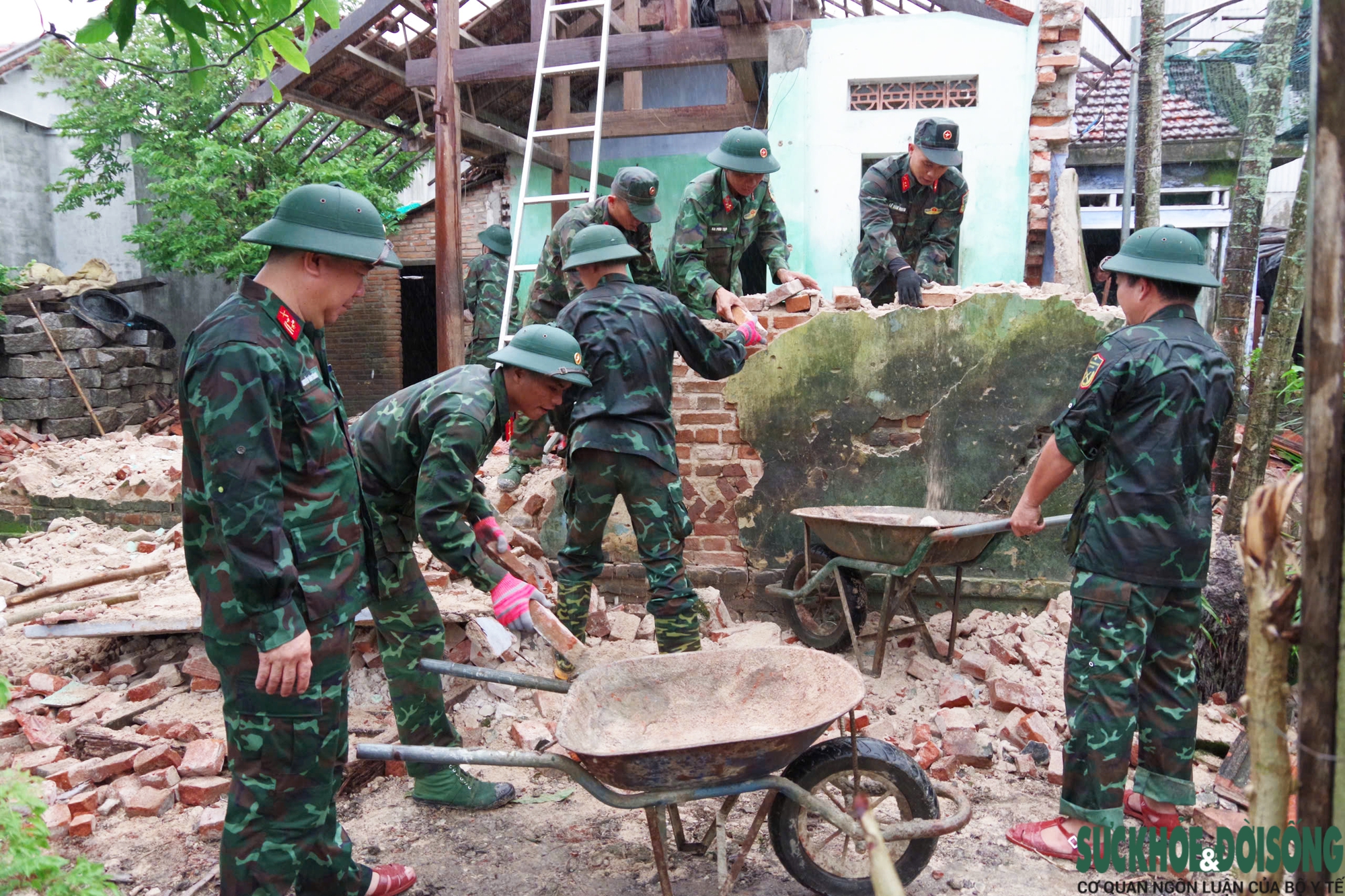 Từ đống hoang tàn sau lũ đến ngôi nhà mới vững chãi tình quân dân- Ảnh 2.