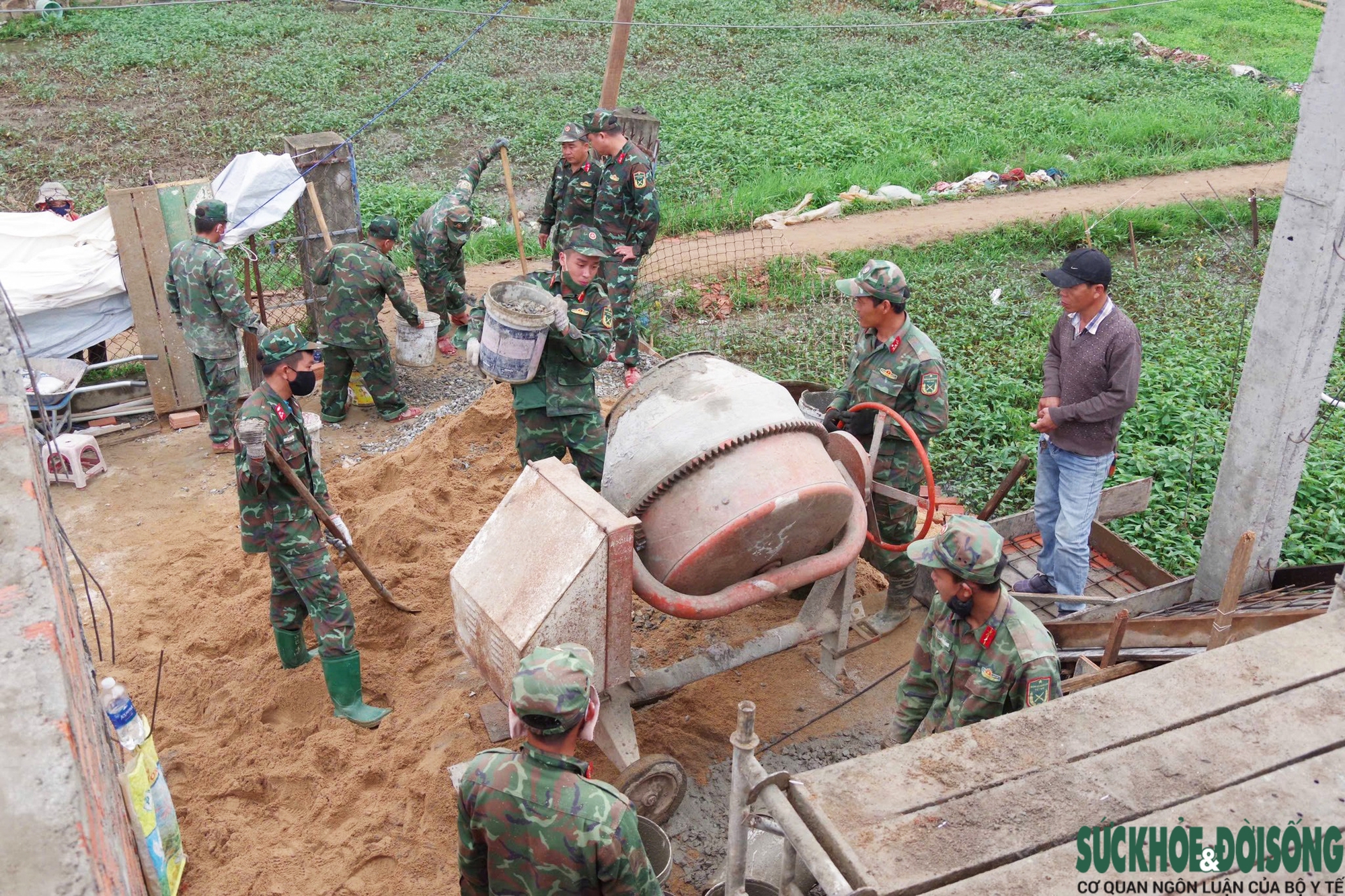 Từ đống hoang tàn sau lũ đến ngôi nhà mới vững chãi tình quân dân- Ảnh 3.