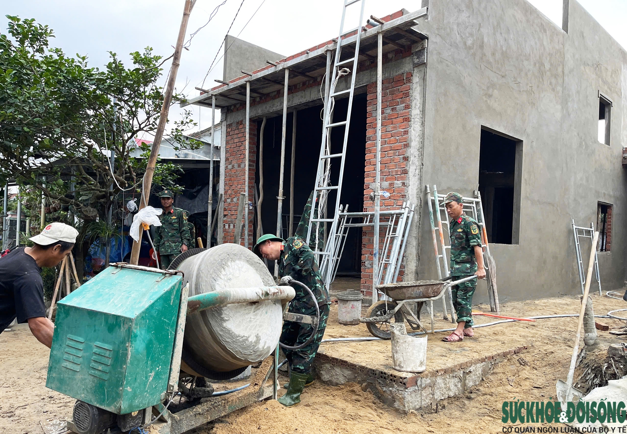 Từ đống hoang tàn sau lũ đến ngôi nhà mới vững chãi tình quân dân- Ảnh 5.