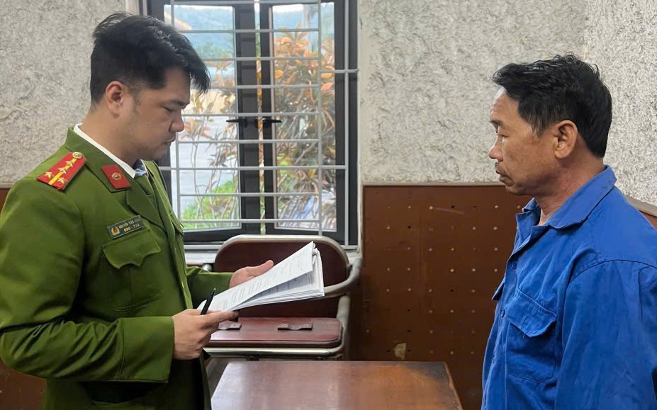 Đã xác minh được danh tính tài xế ô tô lao lên vỉa hè, tông gãy chân người phụ nữ rồi bỏ chạy- Ảnh 2.