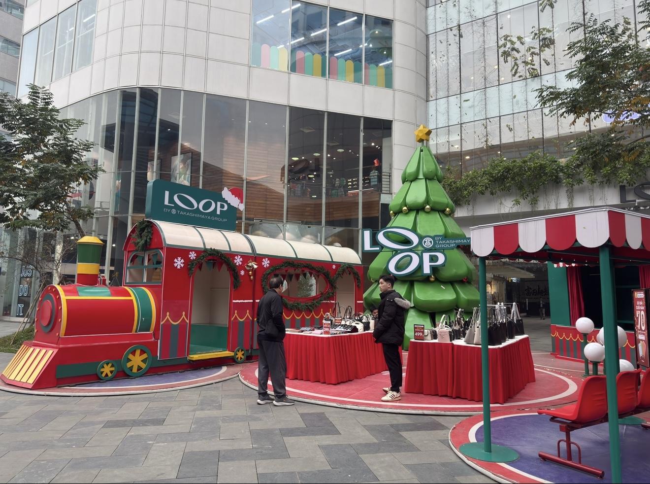 Hà Nội khoác 'áo mới', không khí Giáng sinh 2025 rộn ràng trên từng góc phố- Ảnh 4.