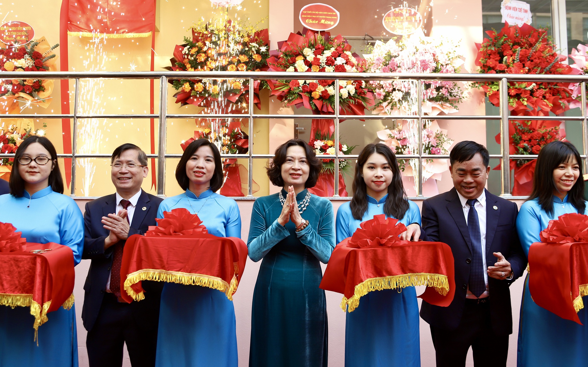 Thứ trưởng Bộ Y tế Nguyễn Thị Liên Hương dự khánh thành dự án nâng cấp Bệnh viện Y học cổ truyền Trung ương