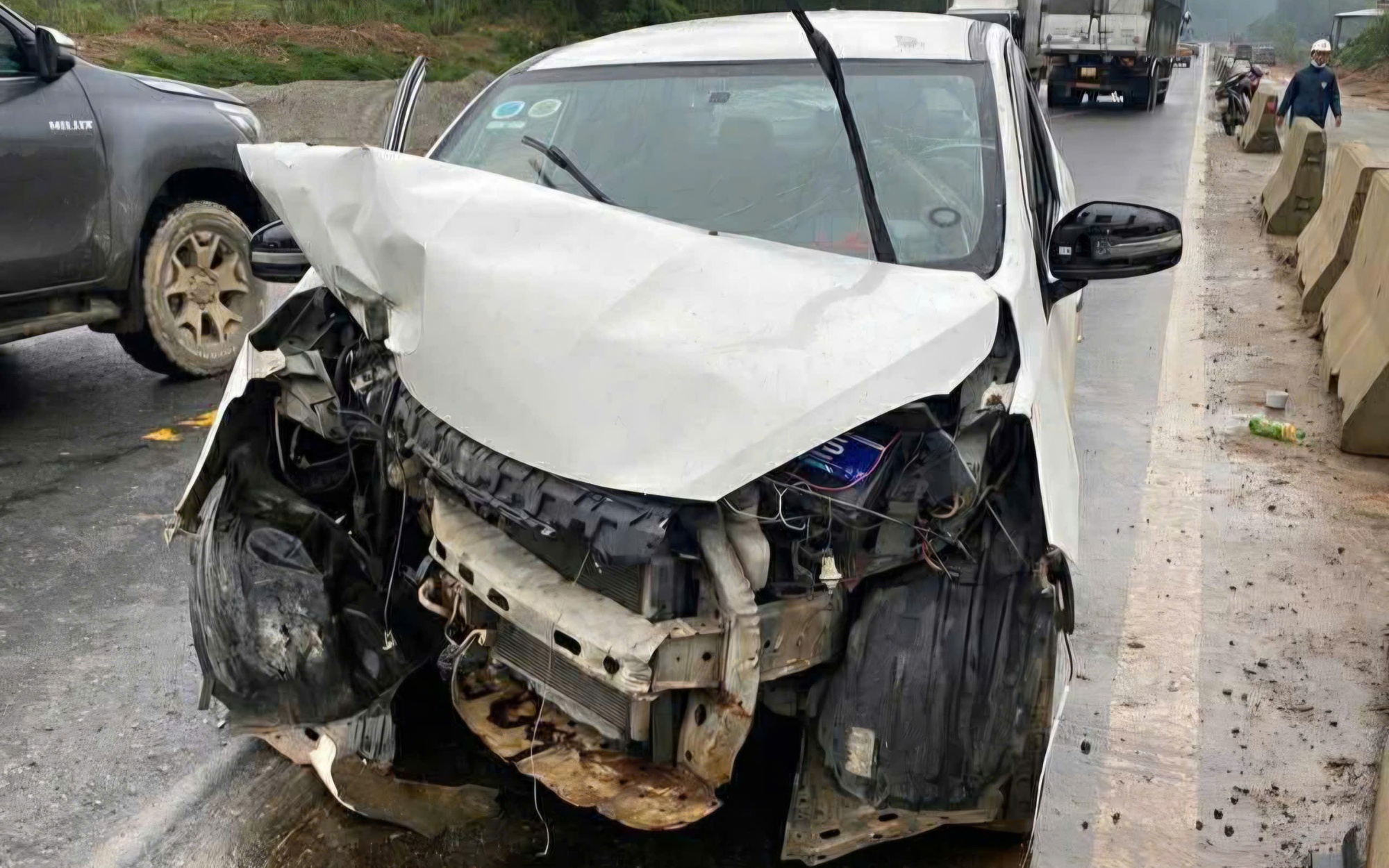 Xe tải quay đầu trên cao tốc Nội Bài – Lào Cai, tài xế bị phạt 35 triệu đồng- Ảnh 2.