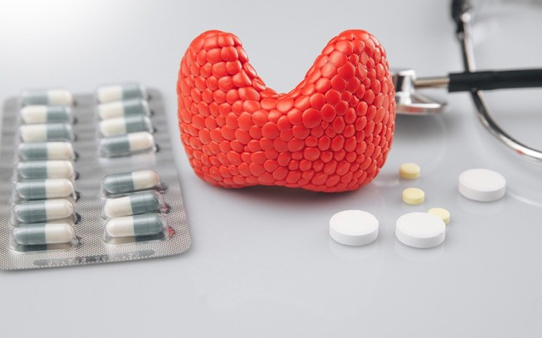 Sau phẫu thuật ung thư tuyến giáp bệnh nhân cần uống thuốc như thế nào?