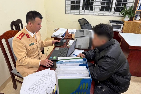 Nhóm thanh niên đi xe SH cầm dao gắn tuýp sắt truy đuổi người đi đường- Ảnh 1.