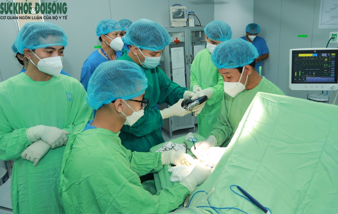 Bác sĩ Võ Thái Trung, BVĐK Bình Dương kể về ca ghép tạm bàn tay vào chân hiếm gặp, cứu mẹ và hai thai nhi- Ảnh 1.