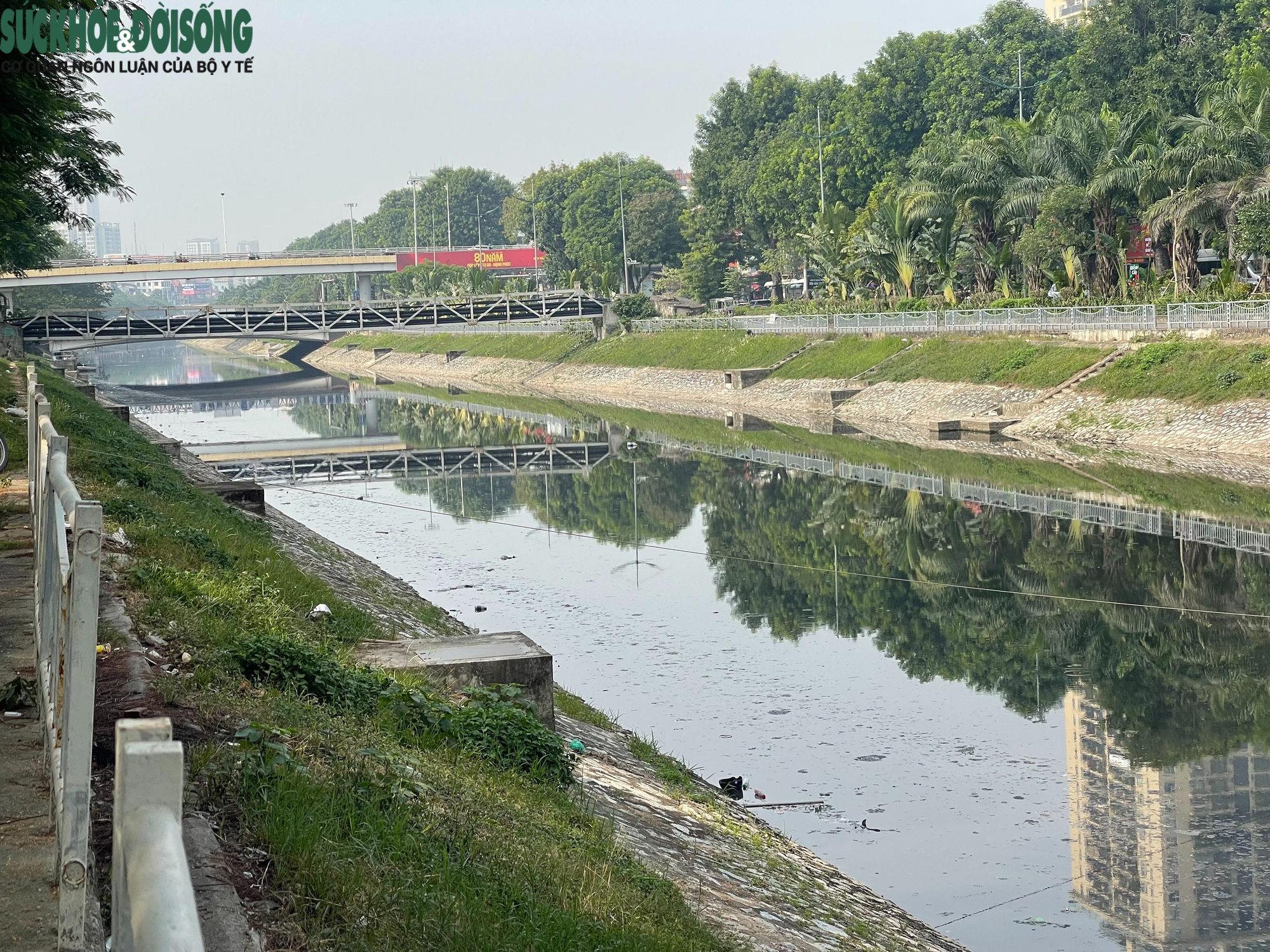 Nước sông Tô Lịch bất ngờ chuyển màu đen đặc- Ảnh 2.