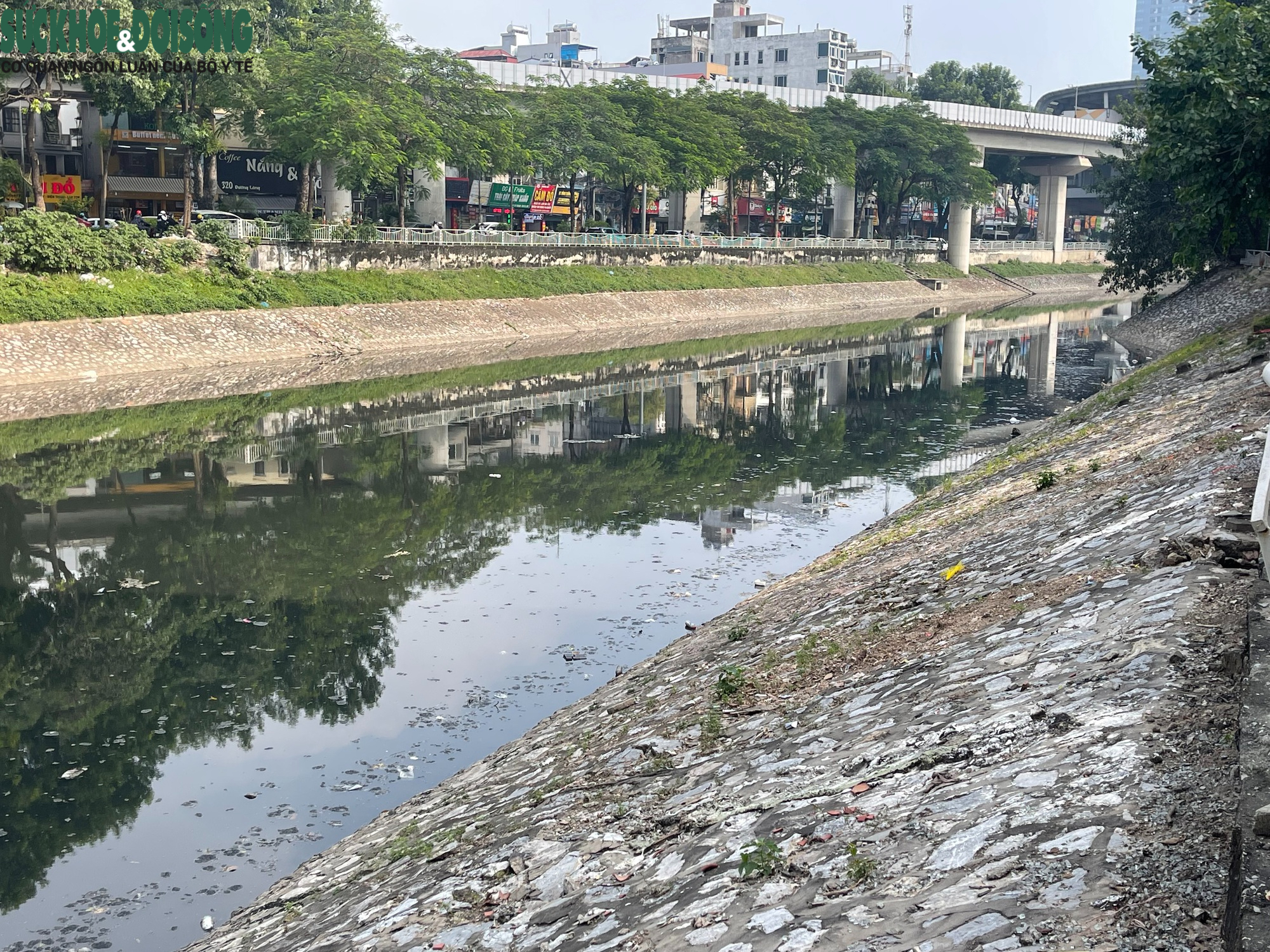 Nước sông Tô Lịch bất ngờ chuyển màu đen đặc- Ảnh 3.