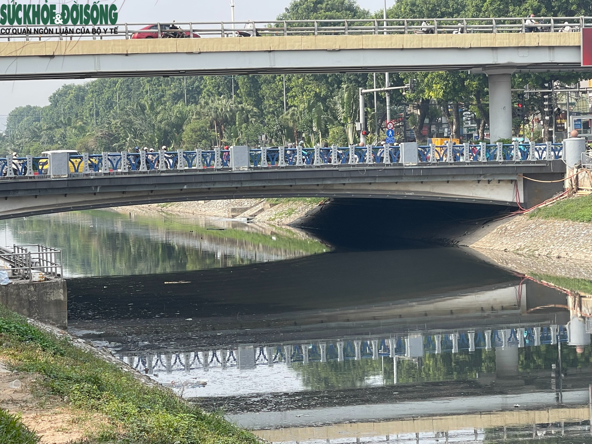 Nước sông Tô Lịch bất ngờ chuyển màu đen đặc- Ảnh 4.