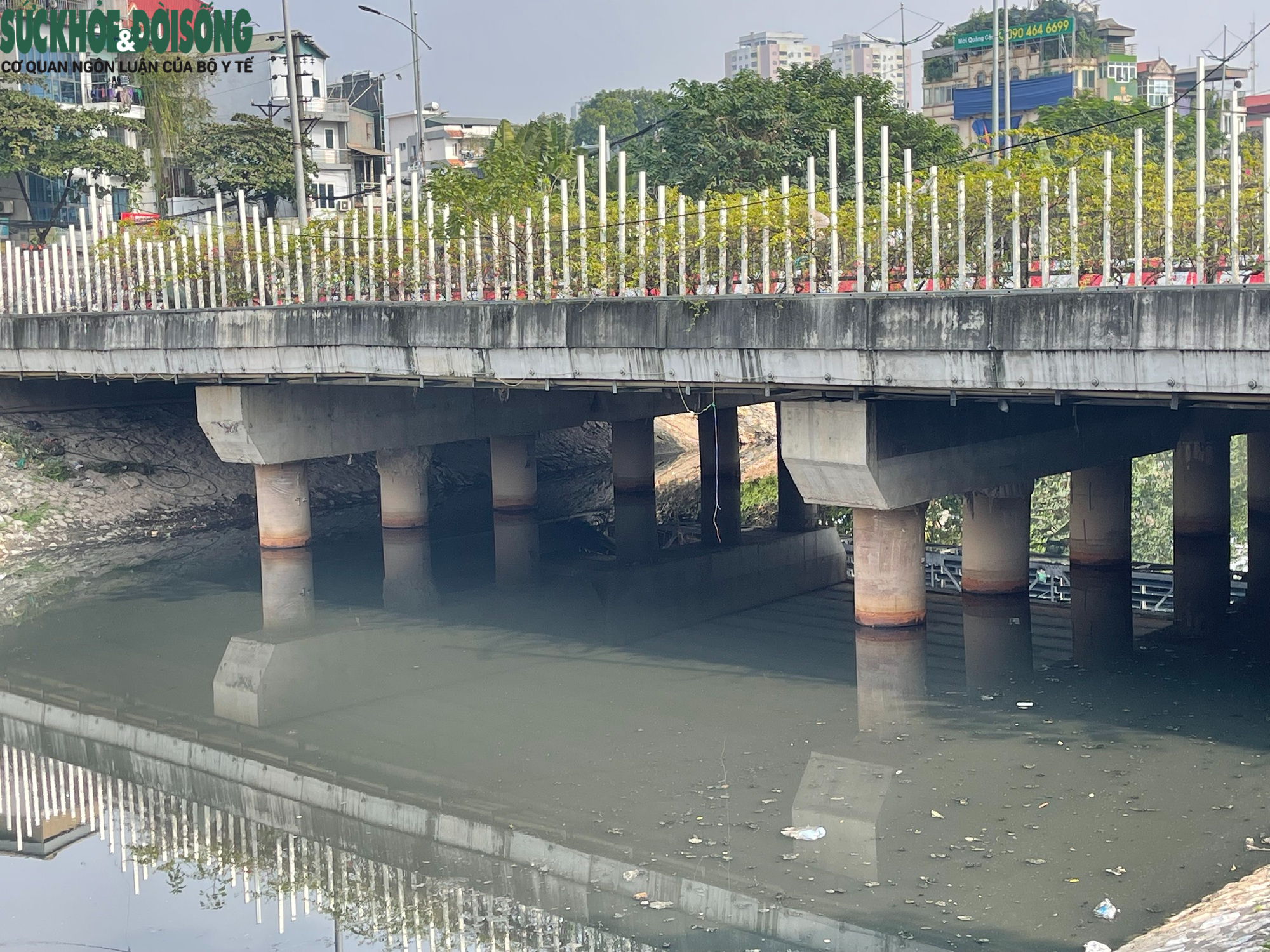 Nước sông Tô Lịch bất ngờ chuyển màu đen đặc- Ảnh 5.