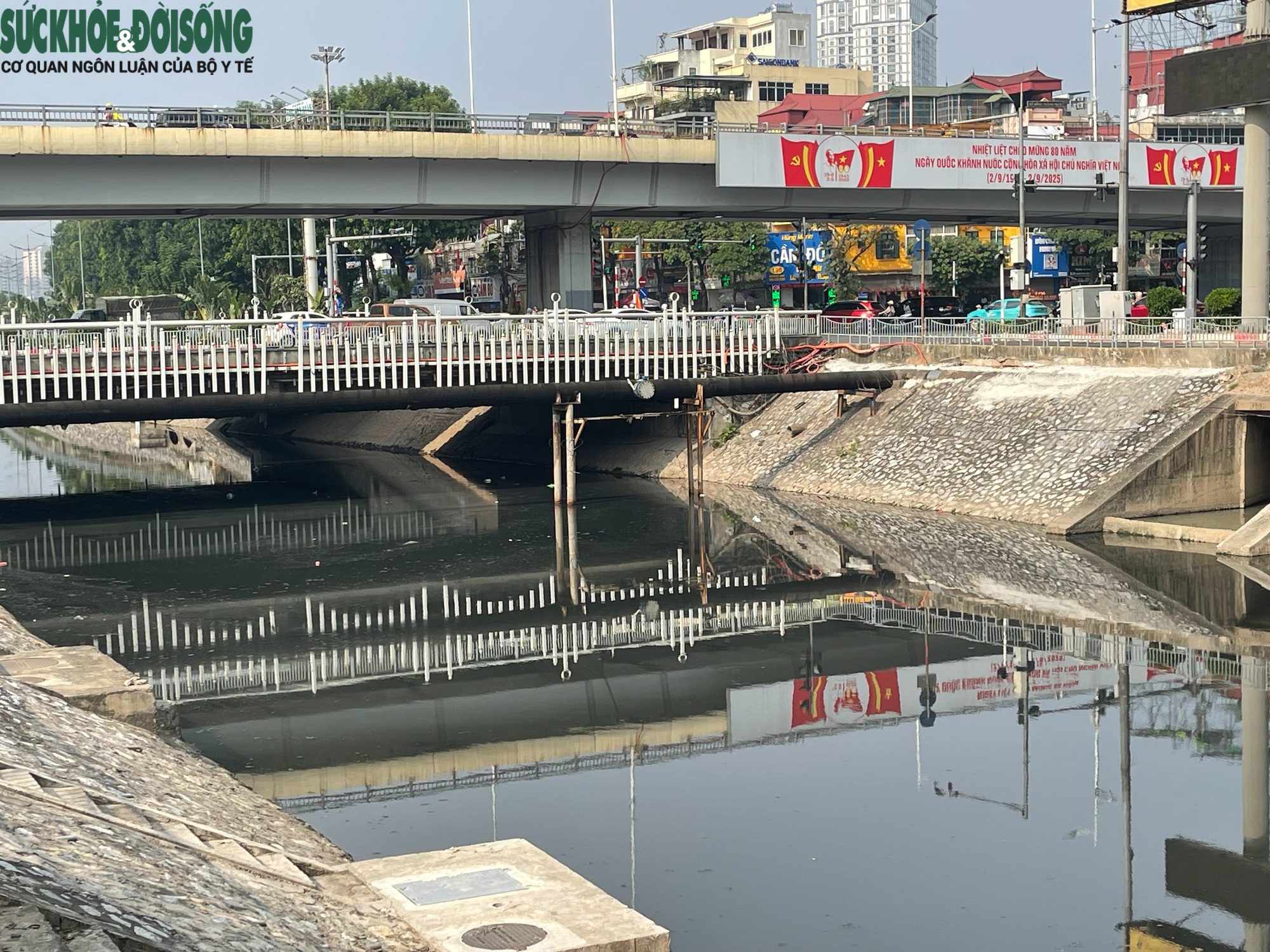 Nước sông Tô Lịch bất ngờ chuyển màu đen đặc- Ảnh 8.