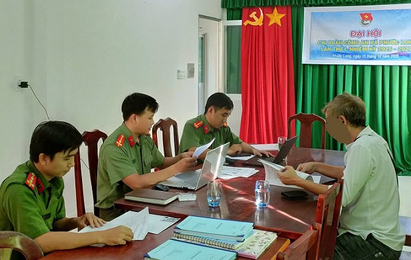 Công an làm việc với người đăng tin sai sự thật về bão lũ ở Đắk Lắk- Ảnh 1.