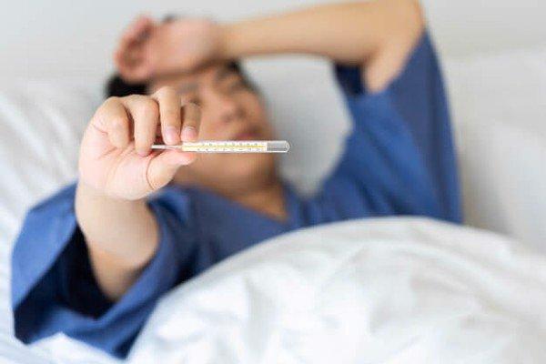 Hạ thân nhiệt là một tình trạng khẩn cấp y tế cấp tính, nơi nhiệt độ cơ thể trung tâm giảm xuống dưới 35 độ C Trong môi trường lạnh