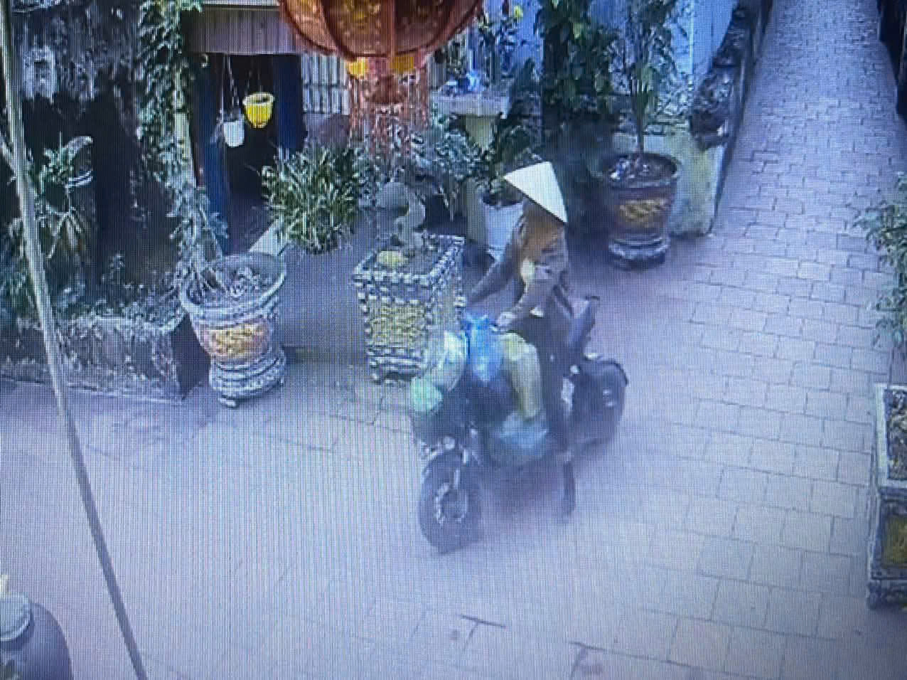 Hành vi bất thường của người phụ nữ giả vờ xin nước uống- Ảnh 1. Hành vi bất thường của người phụ nữ giả vờ xin nước uống- Ảnh 1.