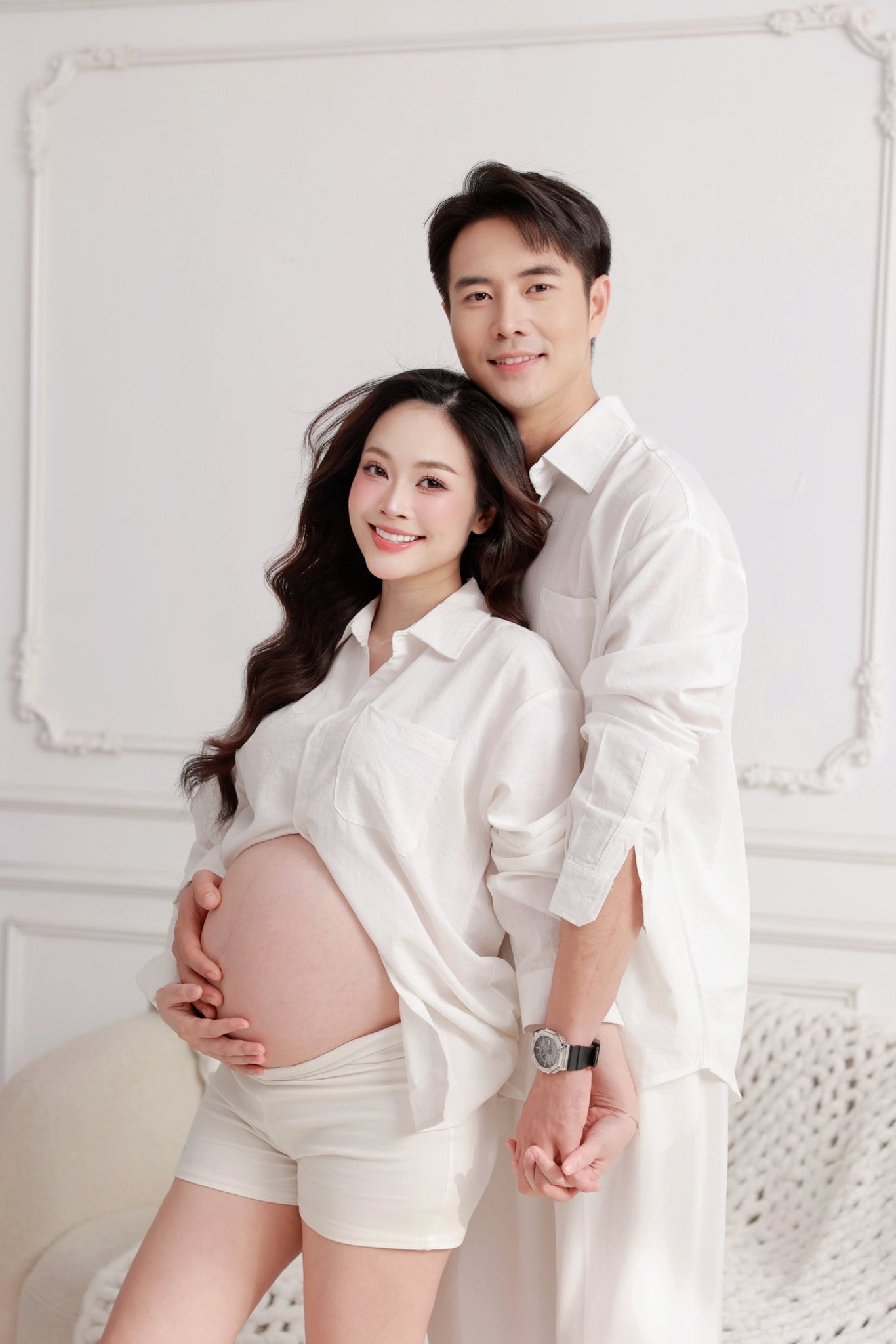 MC Thùy Linh lần đầu khoe bụng bầu bên chồng kém 5 tuổi- Ảnh 1.