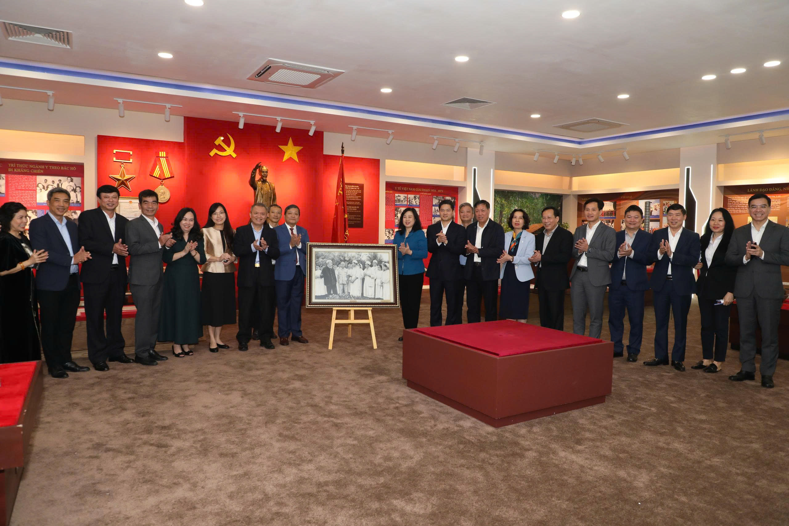 Hälsoministeriet mottager ett värdefullt arkivfotografi av president Ho Chi Minh - Foto 1. Bộ Y tế tiếp nhận bức ảnh tư liệu quý về Chủ tịch Hồ Chí Minh- Ảnh 1.