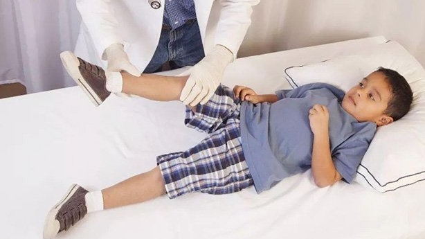 Cảnh giác với dấu hiệu viêm khớp gối ở trẻ- Ảnh 1.