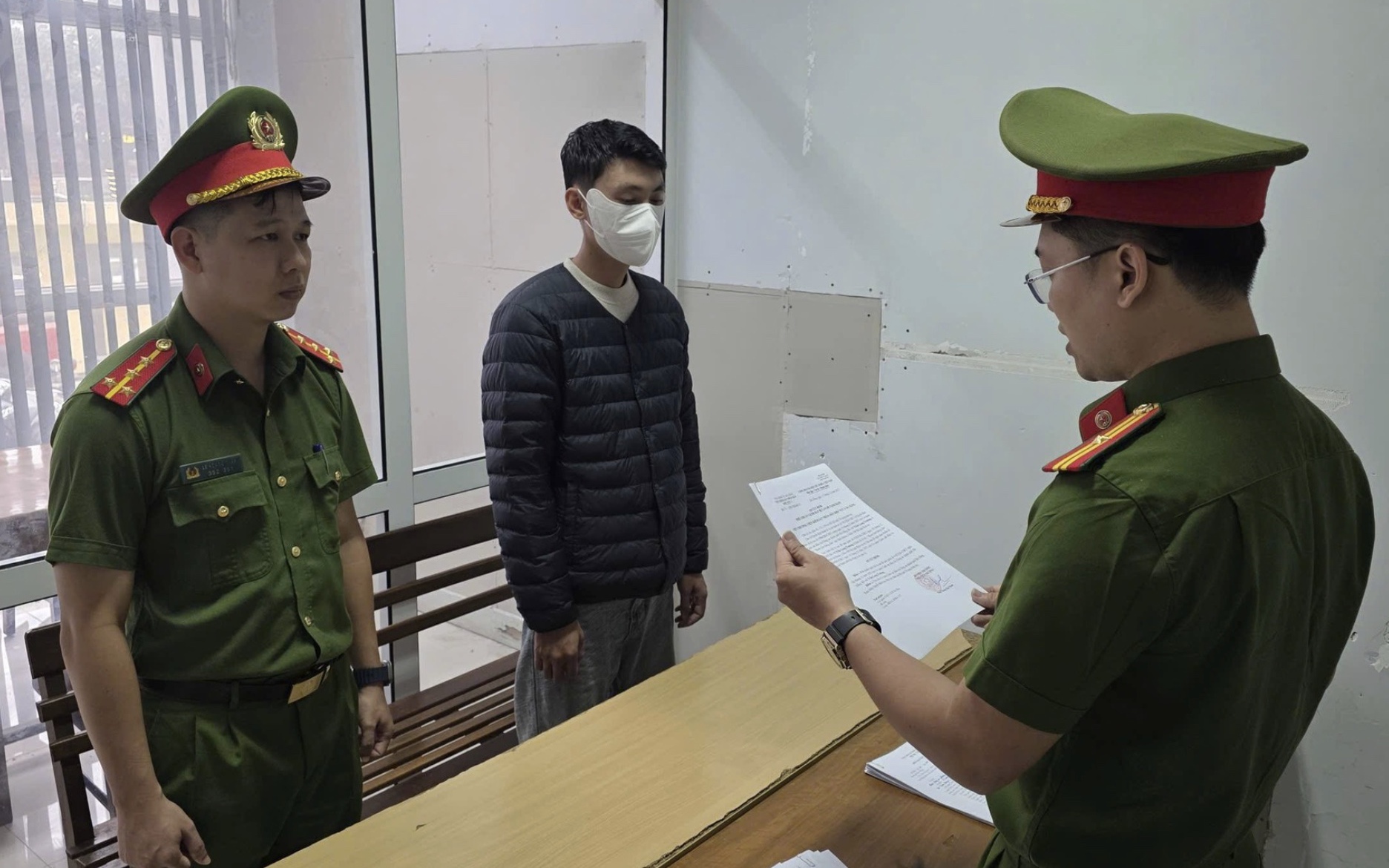 Mang 1.490 bao thuốc lá lậu lên ô tô, nam thanh niên bị khởi tố