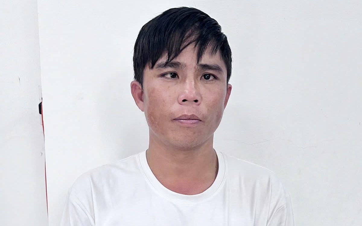 Bé gái cầm điện thoại "hớ hênh", gã thanh niên lao vào cướp