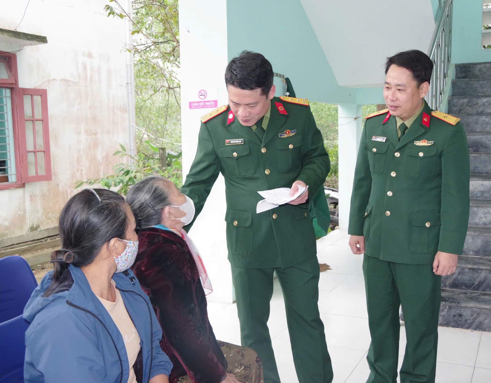 600 người dân Huế được bác sĩ quân y khám, tư vấn sức khỏe miễn phí- Ảnh 5.