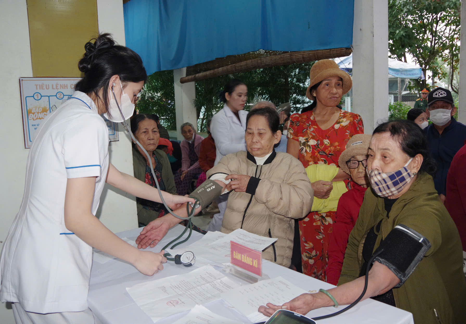 600 người dân Huế được bác sĩ quân y khám, tư vấn sức khỏe miễn phí- Ảnh 1.