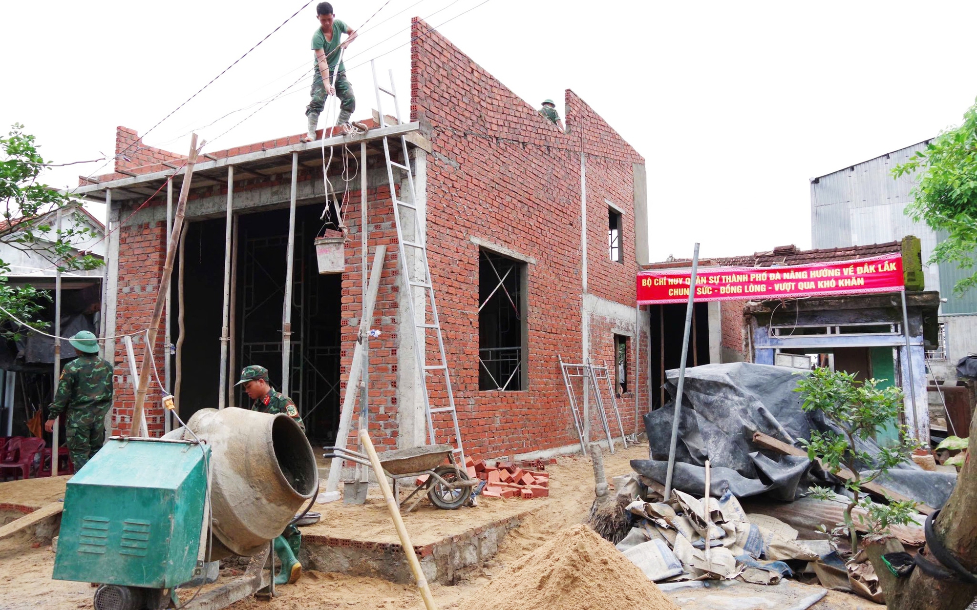 Những người tiếp sức thầm lặng phía sau những mái nhà đang hồi sinh- Ảnh 18.