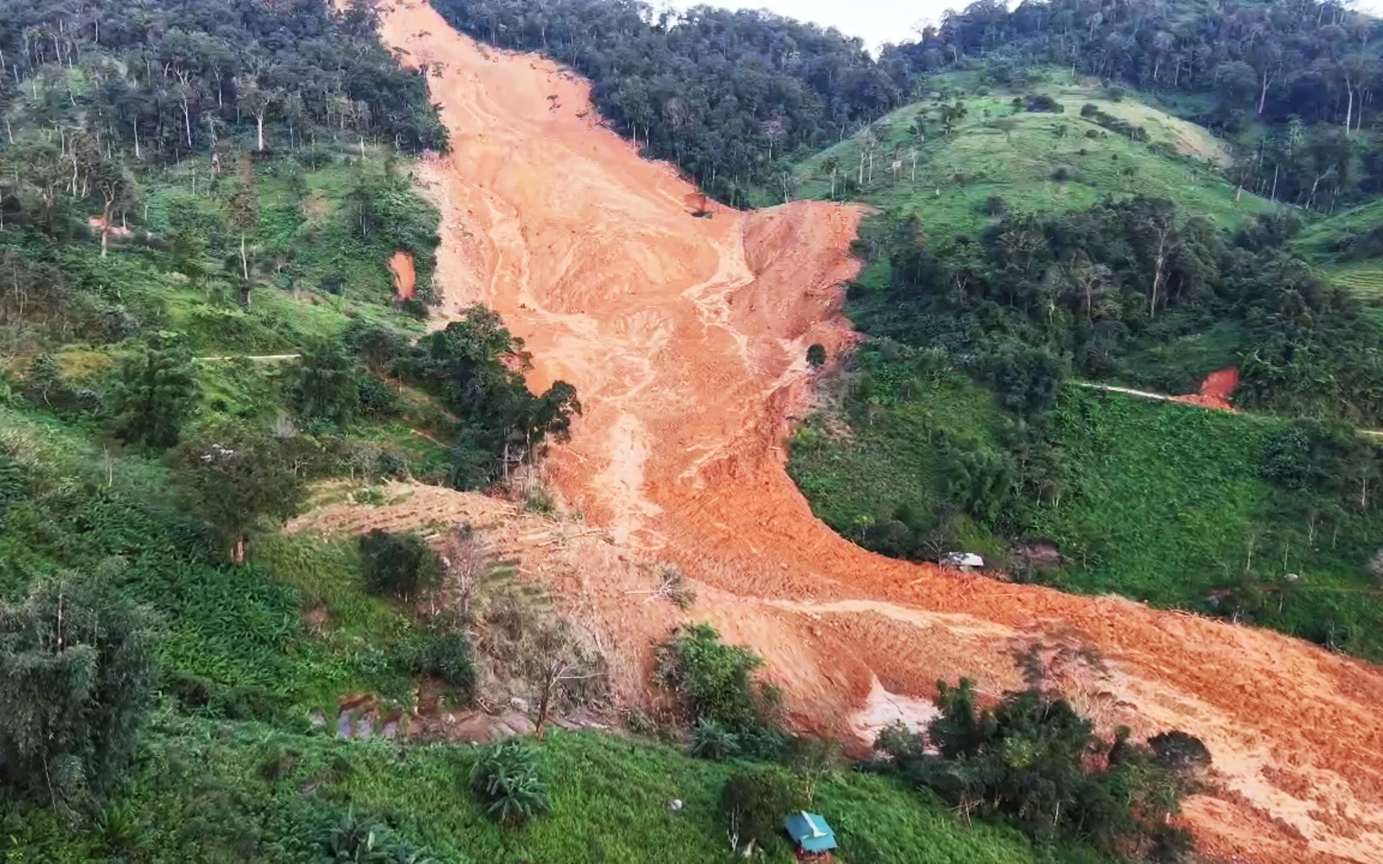 Phó Chủ tịch Quốc hội thăm, động viên gia đình nạn nhân vụ sạt lở ở Hùng Sơn