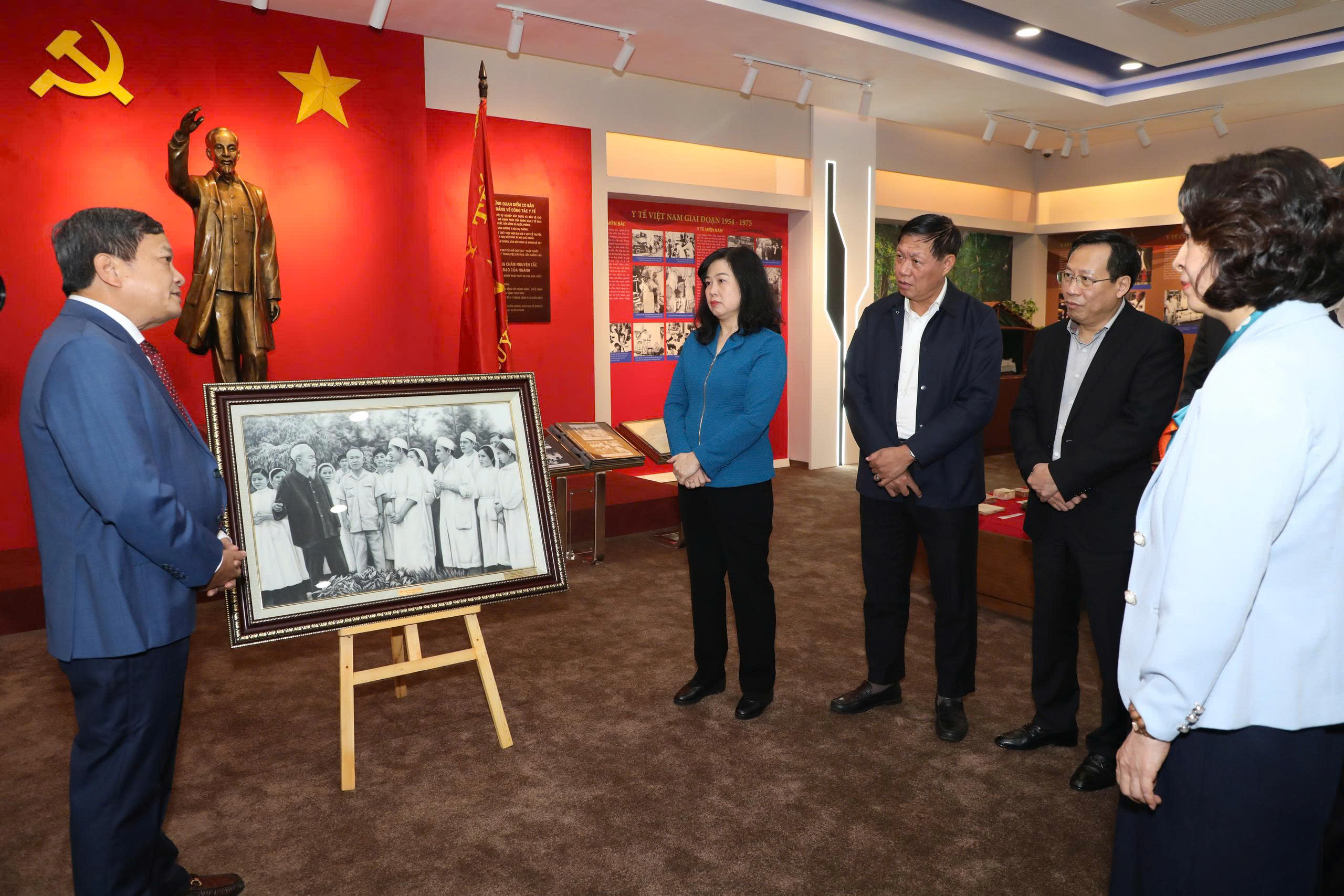 Hälsoministeriet mottager ett värdefullt arkivfotografi av president Ho Chi Minh - Foto 2. Bộ Y tế tiếp nhận bức ảnh tư liệu quý về Chủ tịch Hồ Chí Minh- Ảnh 2.