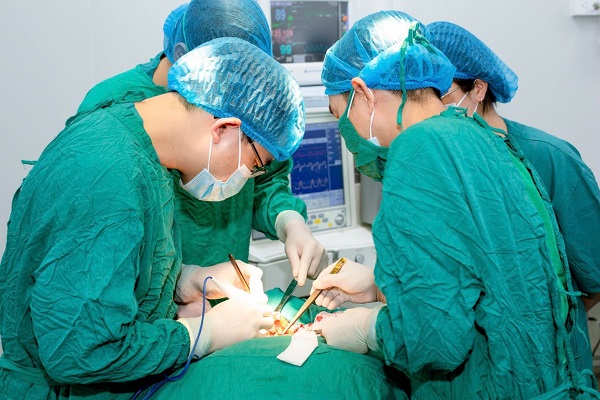 Đau bụng kéo dài, người đàn ông phát hiện ung thư dạ dày kèm dị tật ruột hiếm- Ảnh 1.