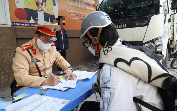Hà Nội chuyển danh sách hơn 2.100 học sinh vi phạm giao thông, nhiều trường bị "nêu tên"
