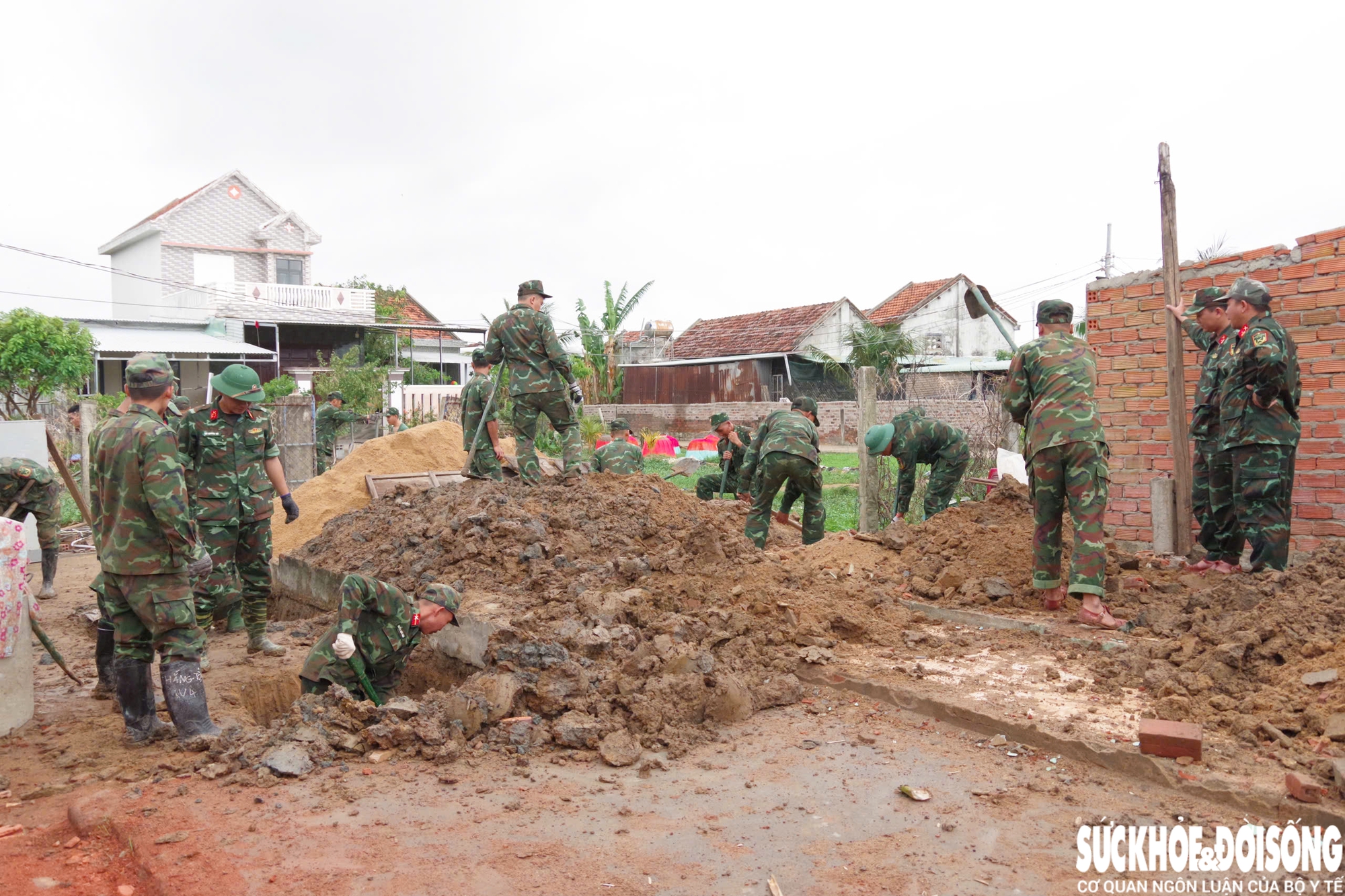 Những người tiếp sức thầm lặng phía sau những mái nhà đang hồi sinh- Ảnh 2.