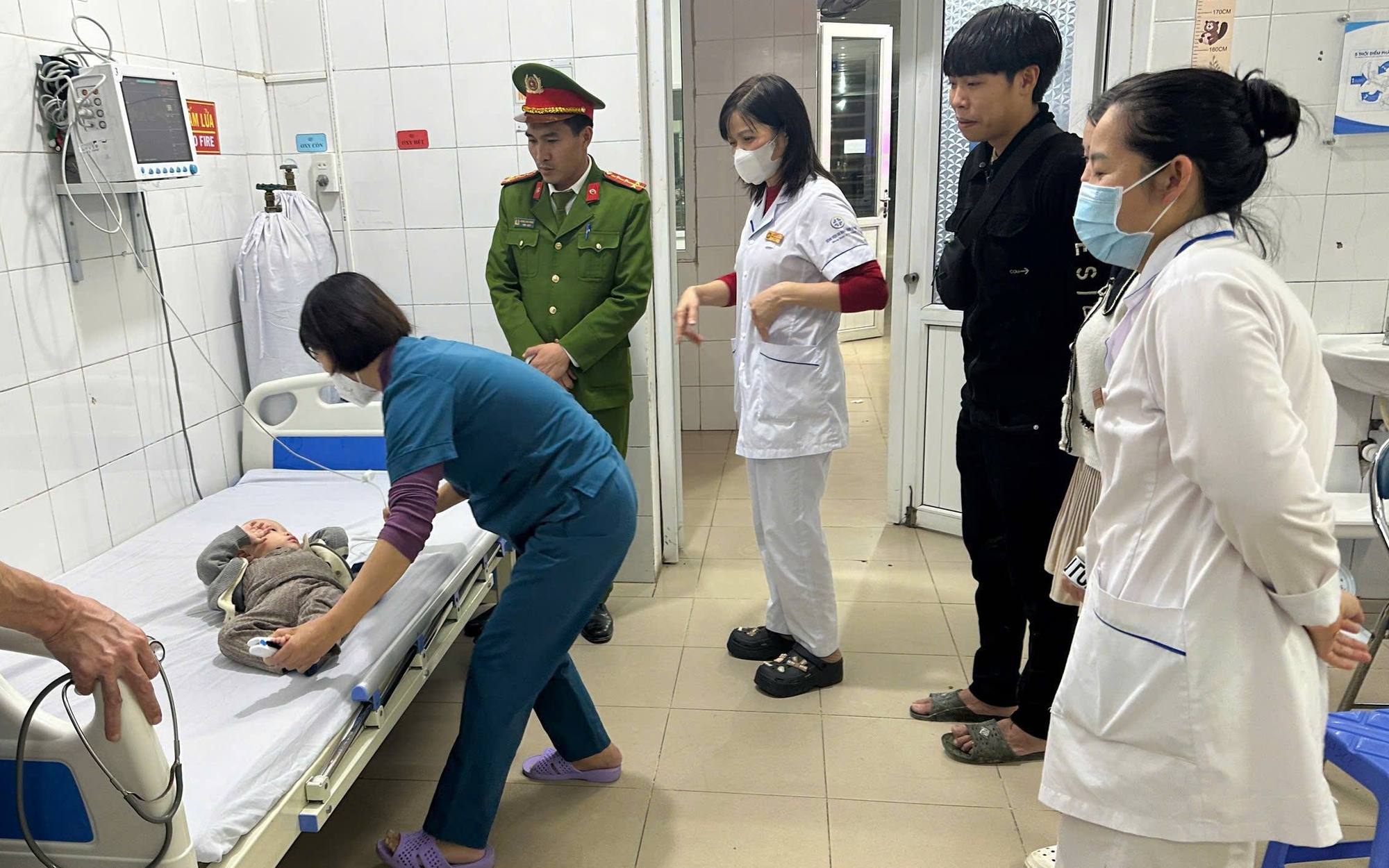 Gắp mảnh nhựa sắc nhọn, cứu bé 7 tuổi xẹp hoàn toàn phổi trái- Ảnh 3.