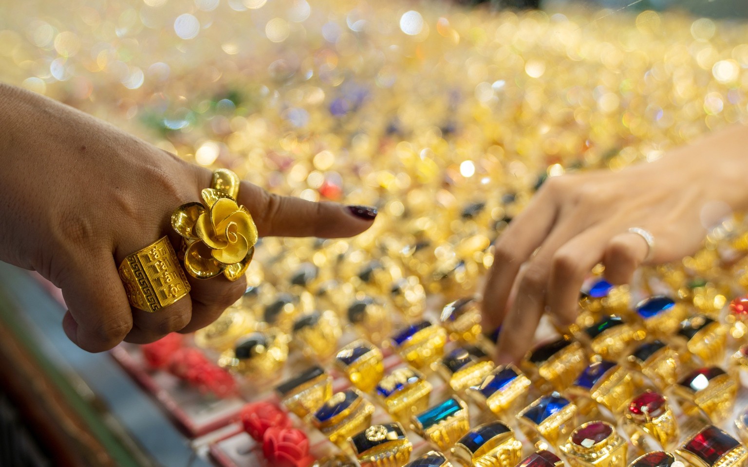 Giá vàng hôm nay ngày 21/12 chốt tuần tăng nhẹ, người mua vẫn lỗ đậm